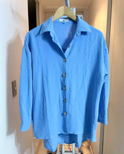 Blusa azul de mujer con botones - miniatura 1