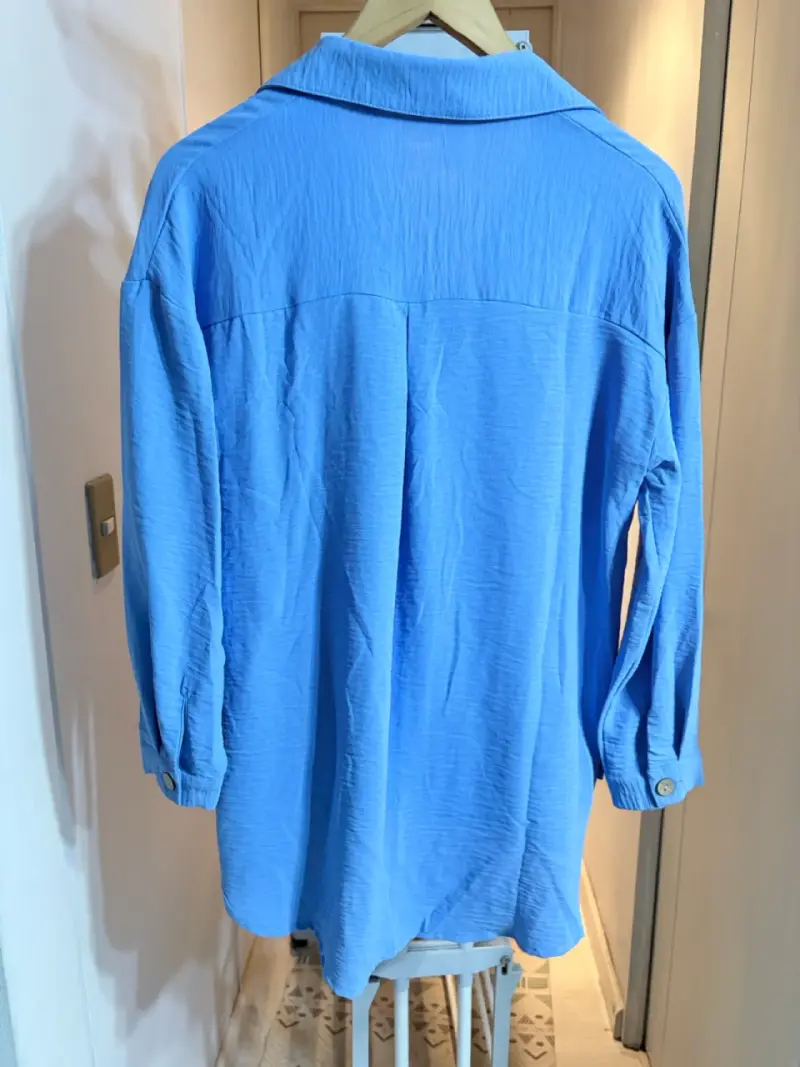 Blusa azul de mujer con botones - 2