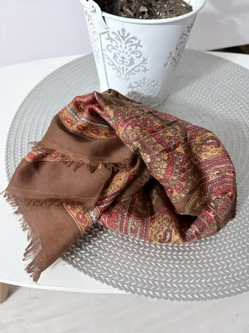 Pañuelo de seda marrón con diseño paisley