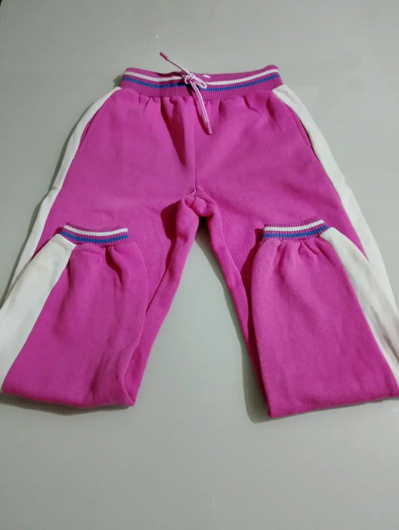 Pantalones deportivos rosados para niña
