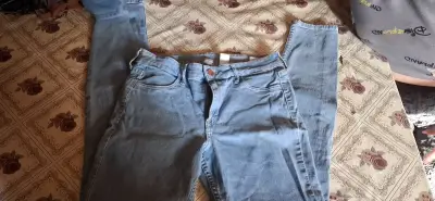 Jeans de mezclilla azul para mujer - miniatura 1
