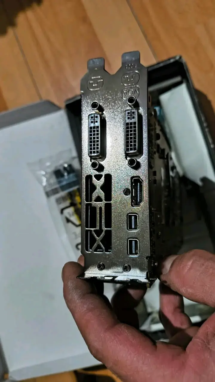 Tarjeta gráfica XFX Radeon HD 6970 en buen estado - 4