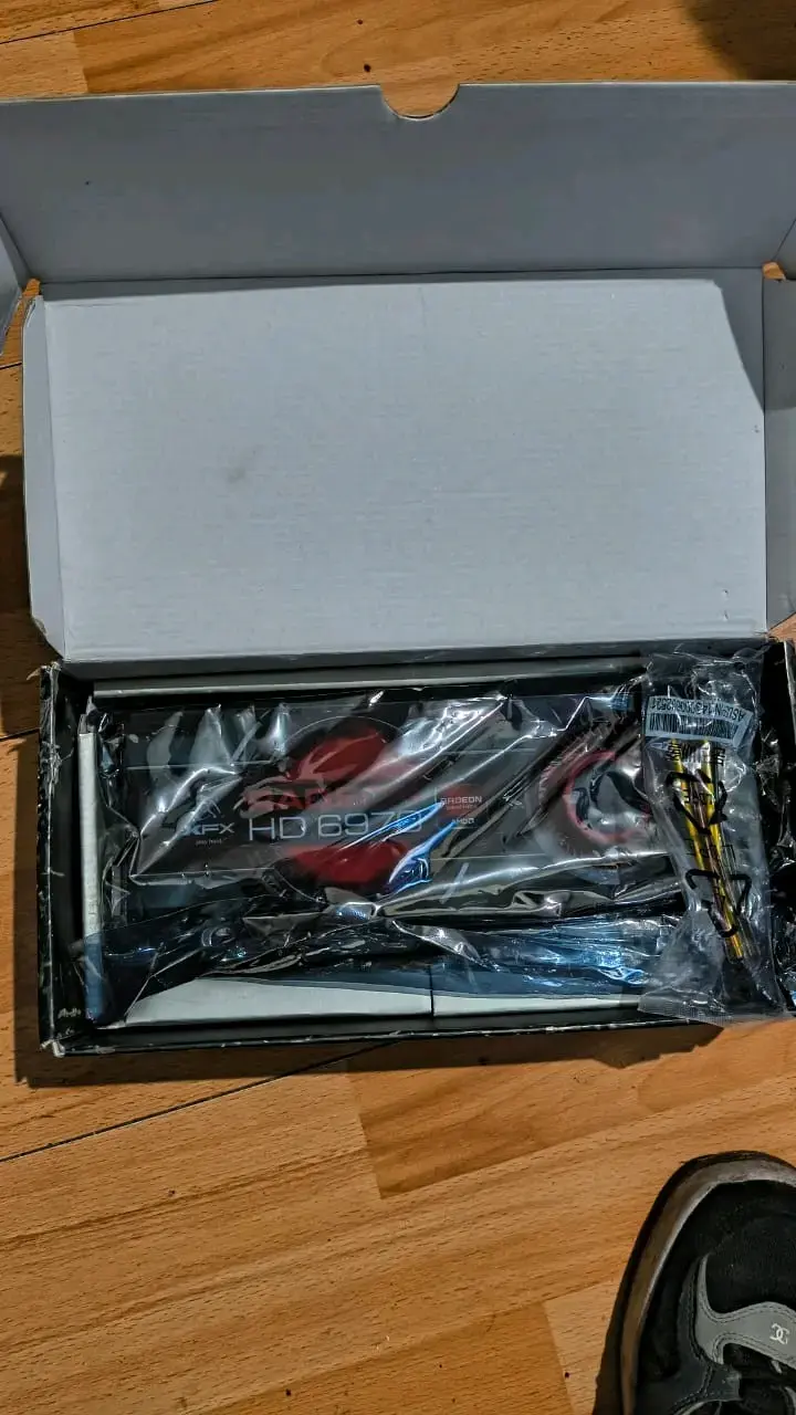 Tarjeta gráfica XFX Radeon HD 6970 en buen estado - 5