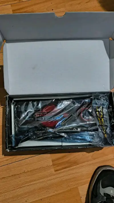 Tarjeta gráfica XFX Radeon HD 6970 en buen estado - miniatura 5
