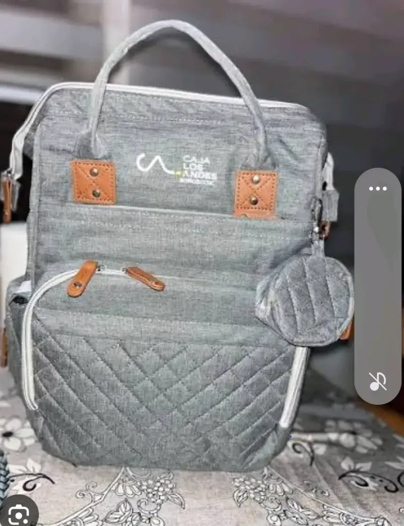 Mochila gris multiusos con diseño acolchado