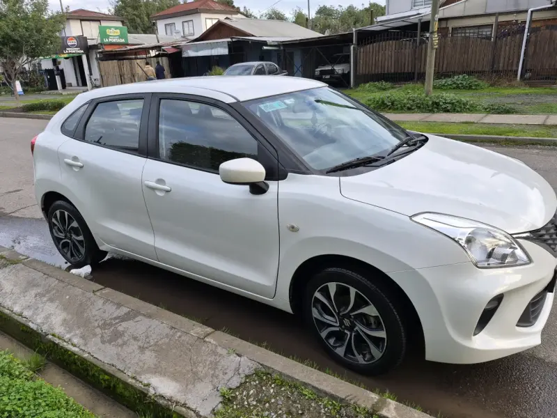 Auto Suzuki baleno  blanco en excelente estado - 2