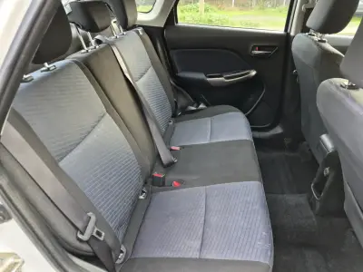 Auto Suzuki baleno  blanco en excelente estado - miniatura 4