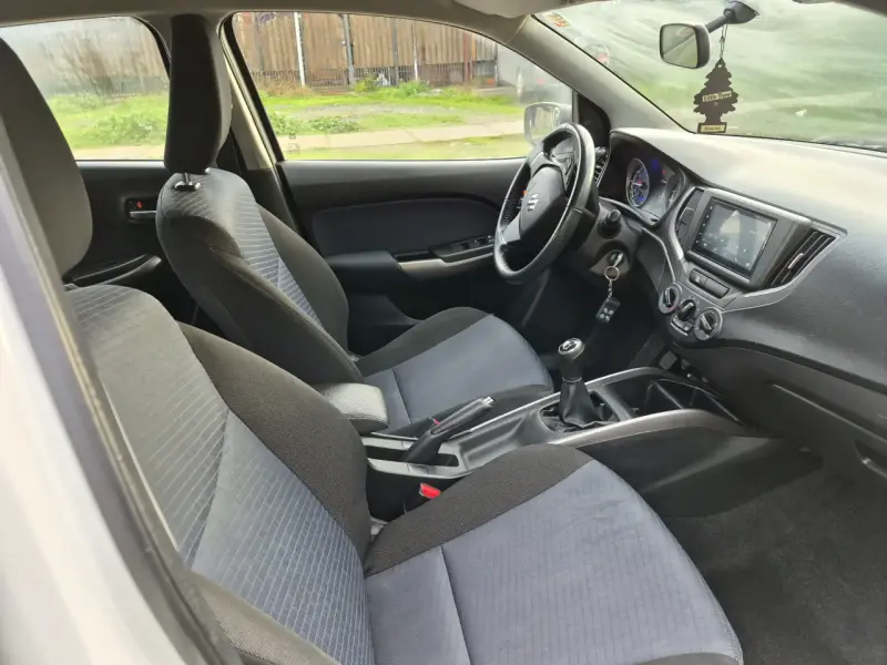 Auto Suzuki baleno  blanco en excelente estado - 5