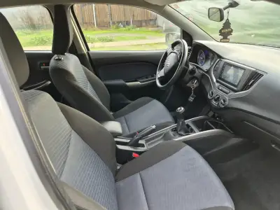 Auto Suzuki baleno  blanco en excelente estado - miniatura 5