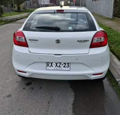 Auto Suzuki baleno  blanco en excelente estado - miniatura 6