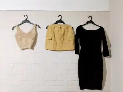 Conjunto de ropa femenina: top de peluche, falda amarilla y vestido negro - miniatura 1