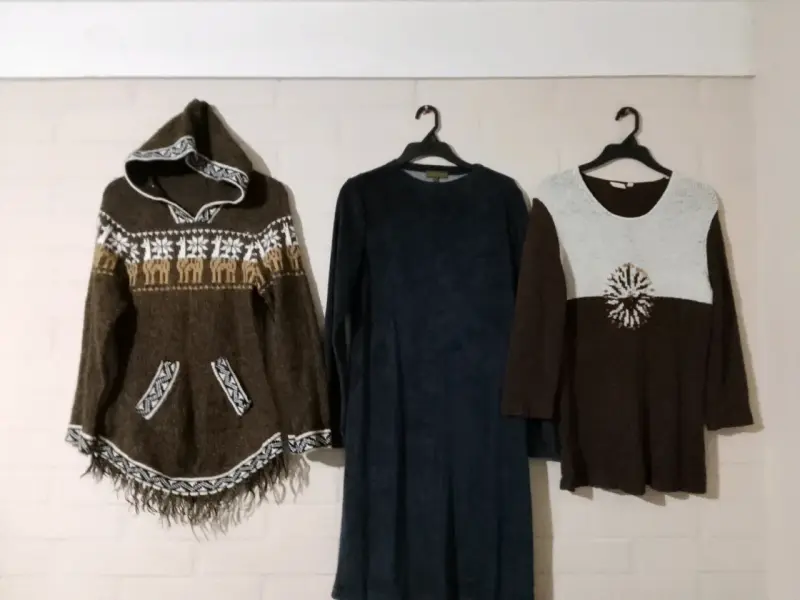 Conjunto de ropa femenina: top de peluche, falda amarilla y vestido negro - 2