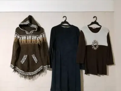 Conjunto de ropa femenina: top de peluche, falda amarilla y vestido negro - miniatura 2