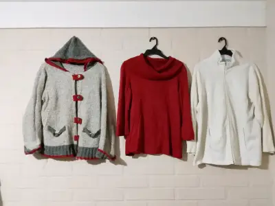 Conjunto de ropa femenina: top de peluche, falda amarilla y vestido negro - miniatura 3