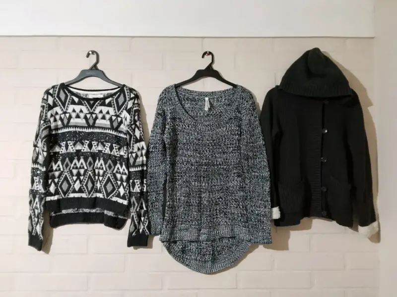 Conjunto de ropa femenina: top de peluche, falda amarilla y vestido negro - 4