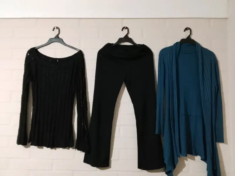 Conjunto de ropa femenina: top de peluche, falda amarilla y vestido negro - 6