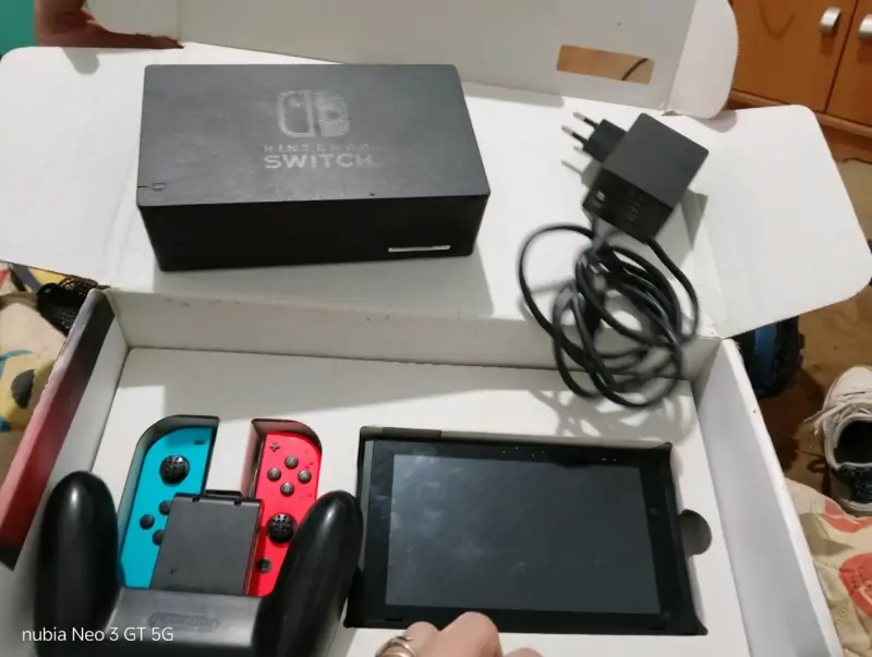 Consola Nintendo Switch con Joy-Con y accesorios - 1