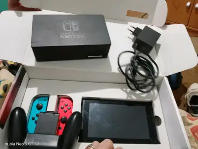 Consola Nintendo Switch con Joy-Con y accesorios - miniatura 1