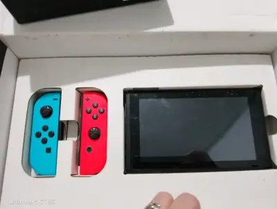 Consola Nintendo Switch con Joy-Con y accesorios - miniatura 3