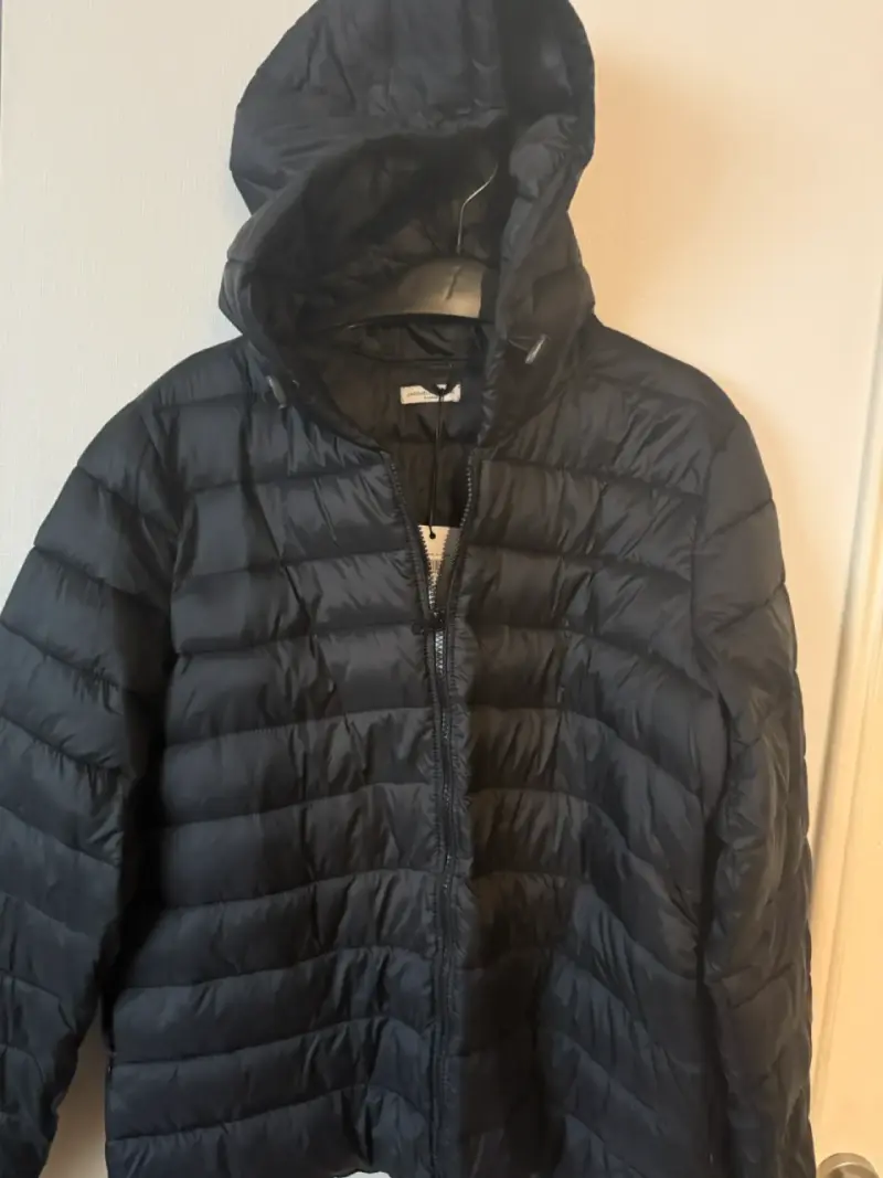 Chaqueta acolchada negra con capucha - 1