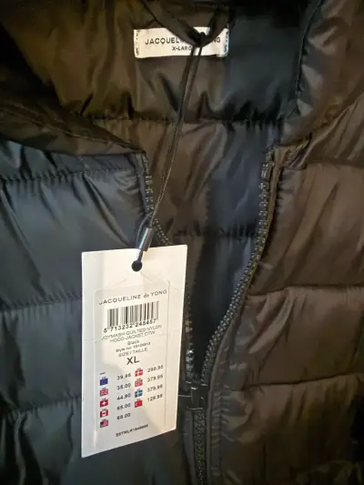 Chaqueta acolchada negra con capucha - miniatura 2