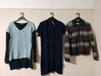 Lote de chaquetas y suéteres de invierno para mujer - miniatura 4