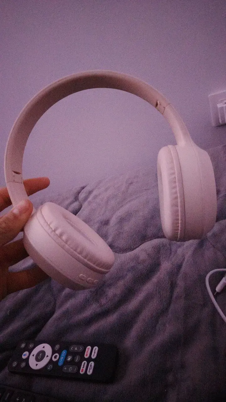 Audífonos inalámbricos blancos con diseño ergonómico - 1
