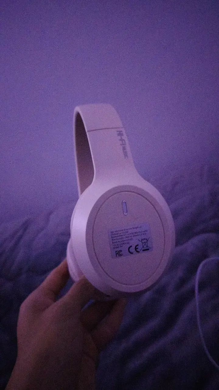 Audífonos inalámbricos blancos con diseño ergonómico - 2