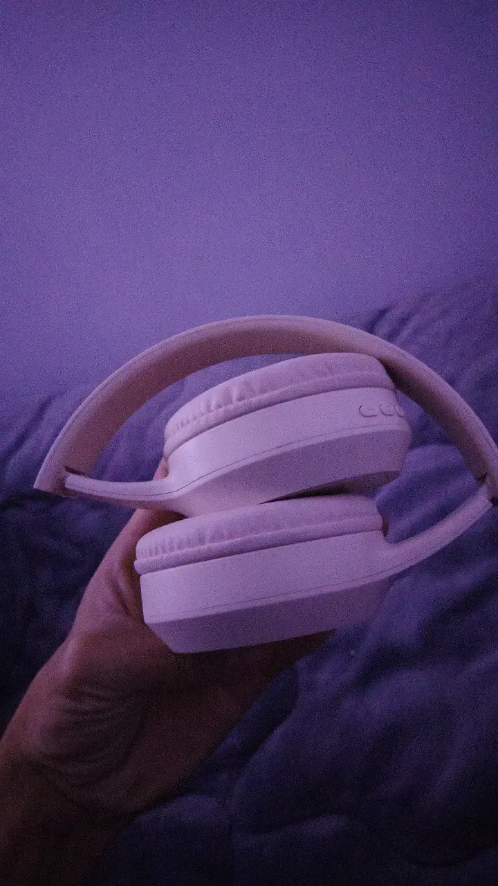 Audífonos inalámbricos blancos con diseño ergonómico - 3