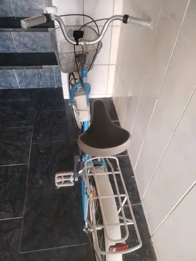 Bicicleta urbana con canasto y timbre - miniatura 3