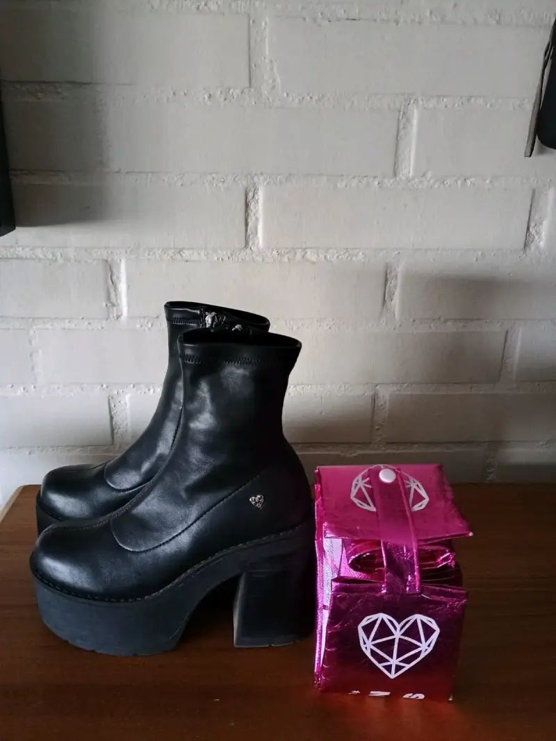 Botines de plataforma negros con detalle de corazón
