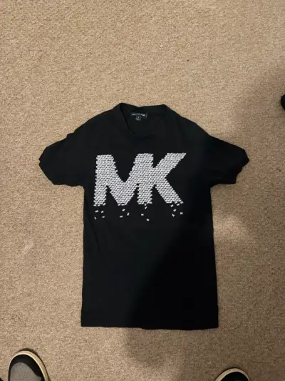 Polera negra Michael Kors con logo MK - miniatura 1