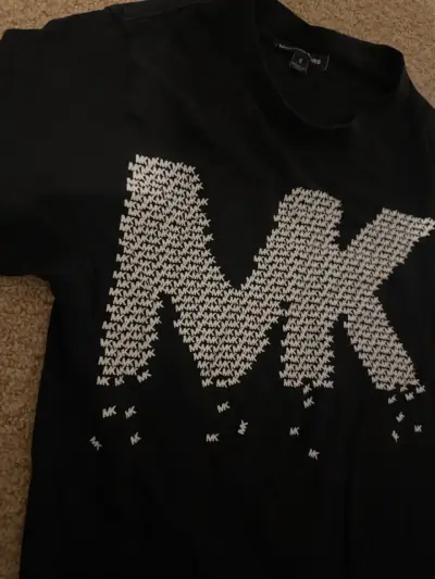 Polera negra Michael Kors con logo MK - miniatura 2