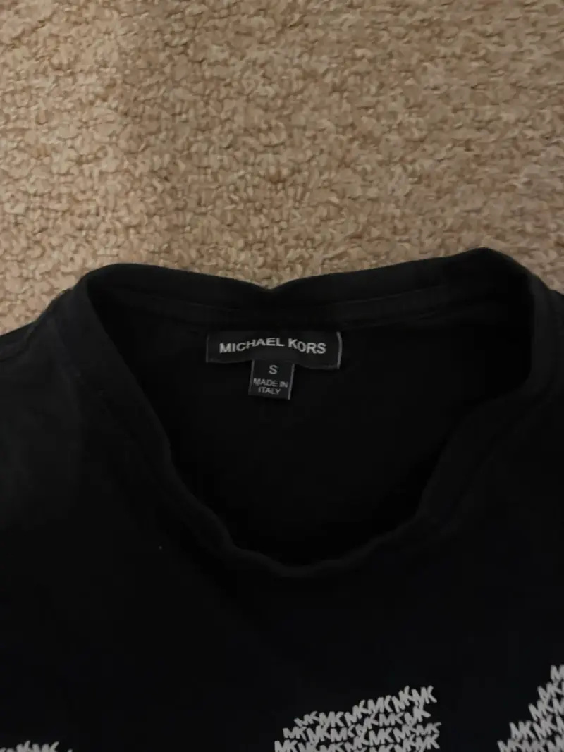 Polera negra Michael Kors con logo MK - 3