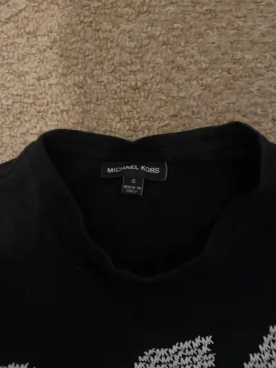 Polera negra Michael Kors con logo MK - miniatura 3