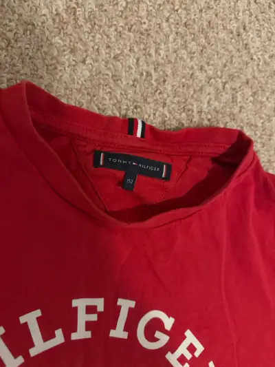 Polera roja Tommy Hilfiger para niño - miniatura 2