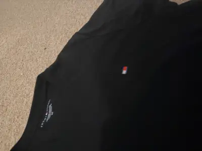 Polera negra Tommy Hilfiger para hombre - miniatura 2