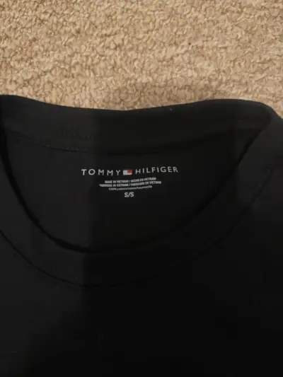 Polera negra Tommy Hilfiger para hombre - miniatura 3