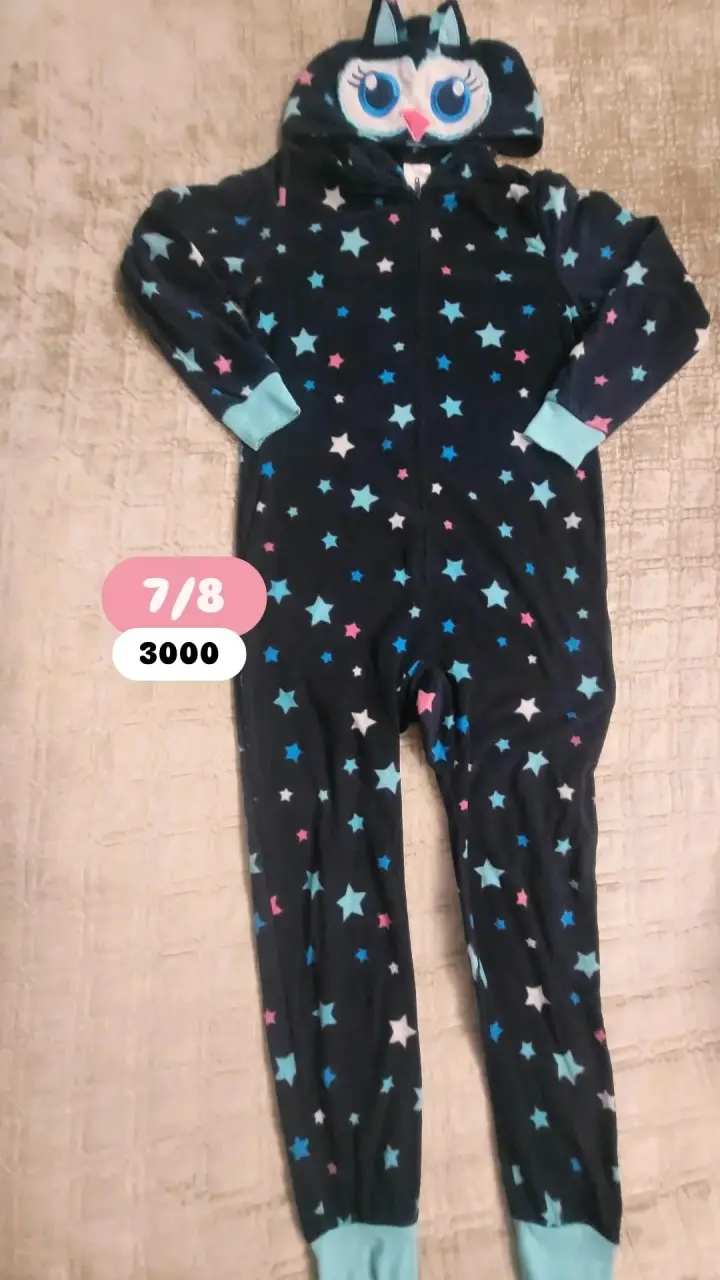 Pijama enterizo infantil con diseño de estrellas