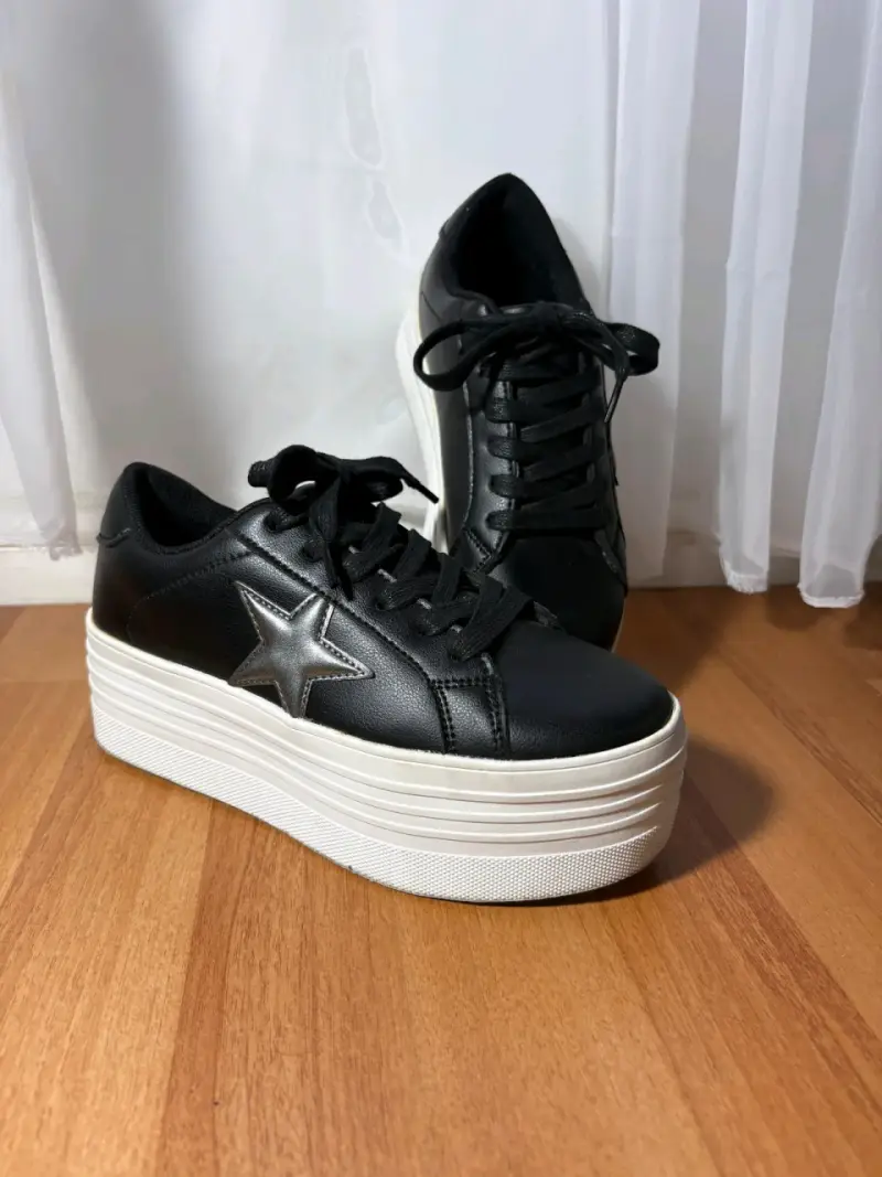 Zapatillas negras con plataforma y estrella