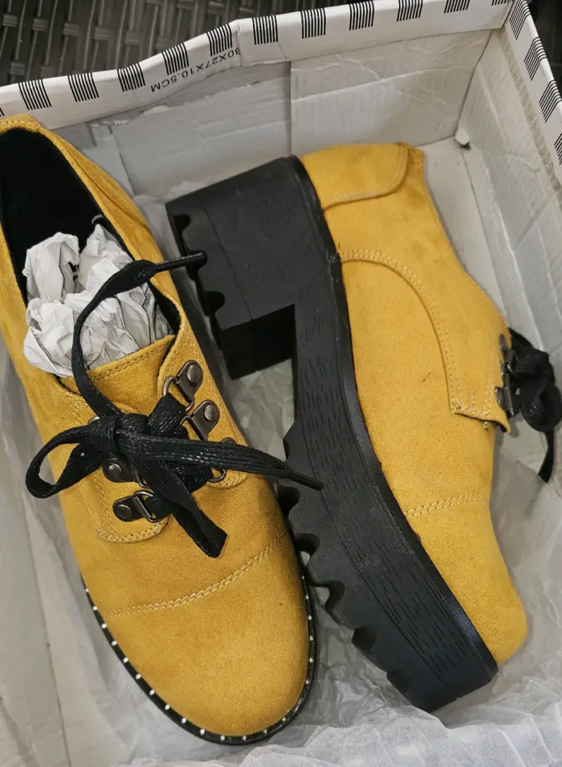 Zapatos de gamuza amarillos con plataforma