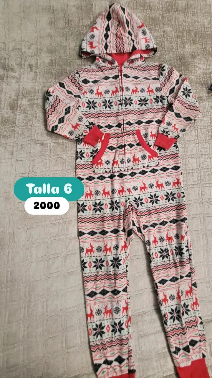 Pijama enterizo infantil con diseño navideño