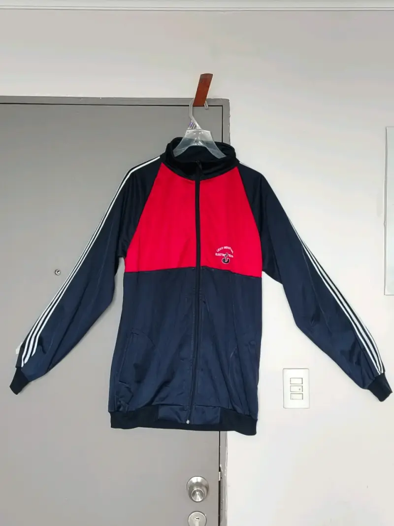 Chaqueta deportiva azul y roja con cierre - 1