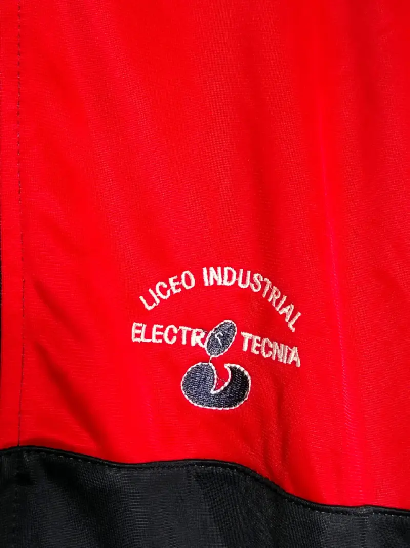 Chaqueta deportiva azul y roja con cierre - 2