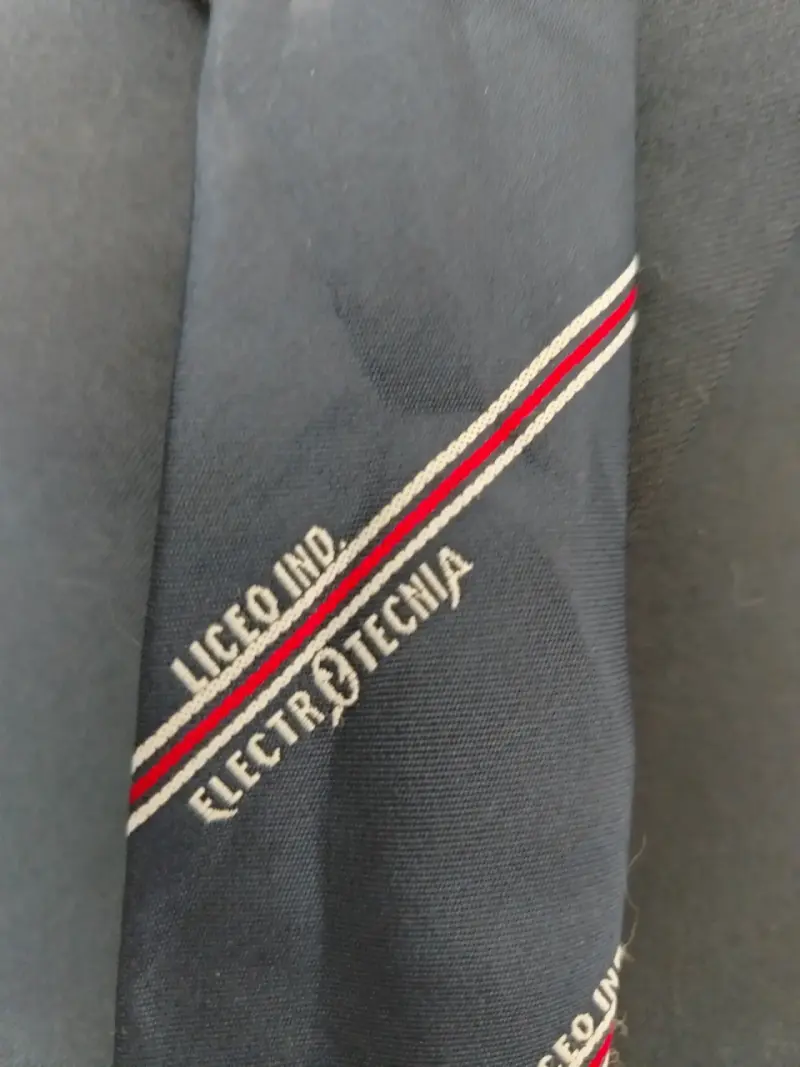 Chaqueta deportiva azul y roja con cierre - 3