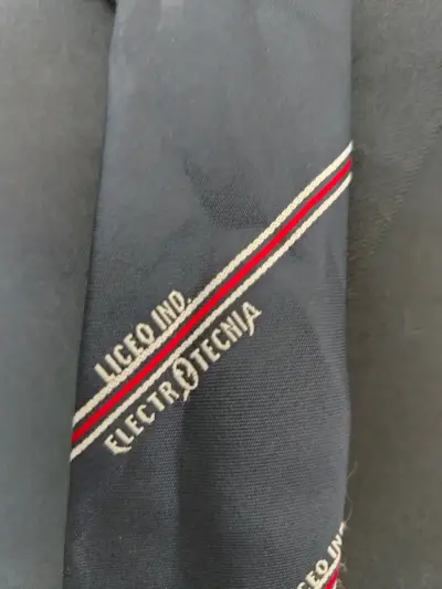 Chaqueta deportiva azul y roja con cierre - miniatura 3