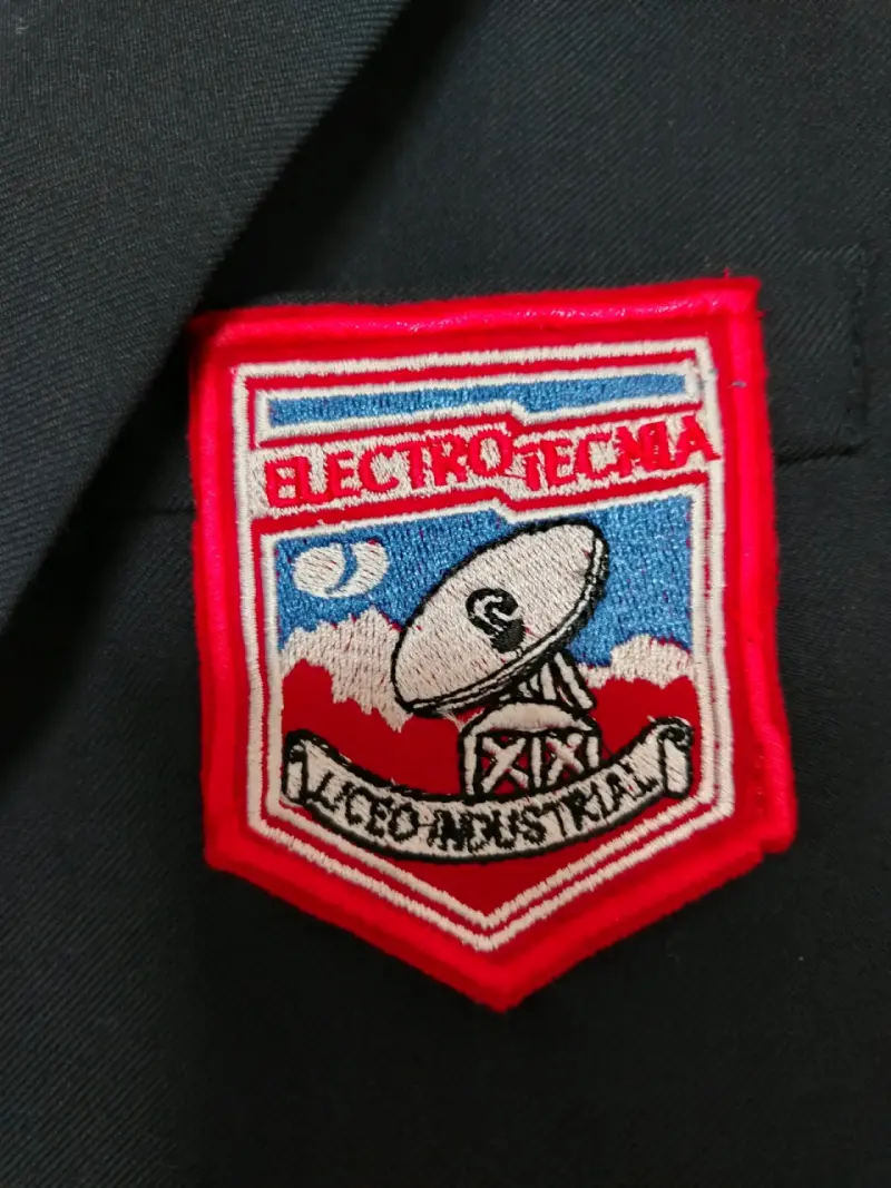 Chaqueta deportiva azul y roja con cierre - 4