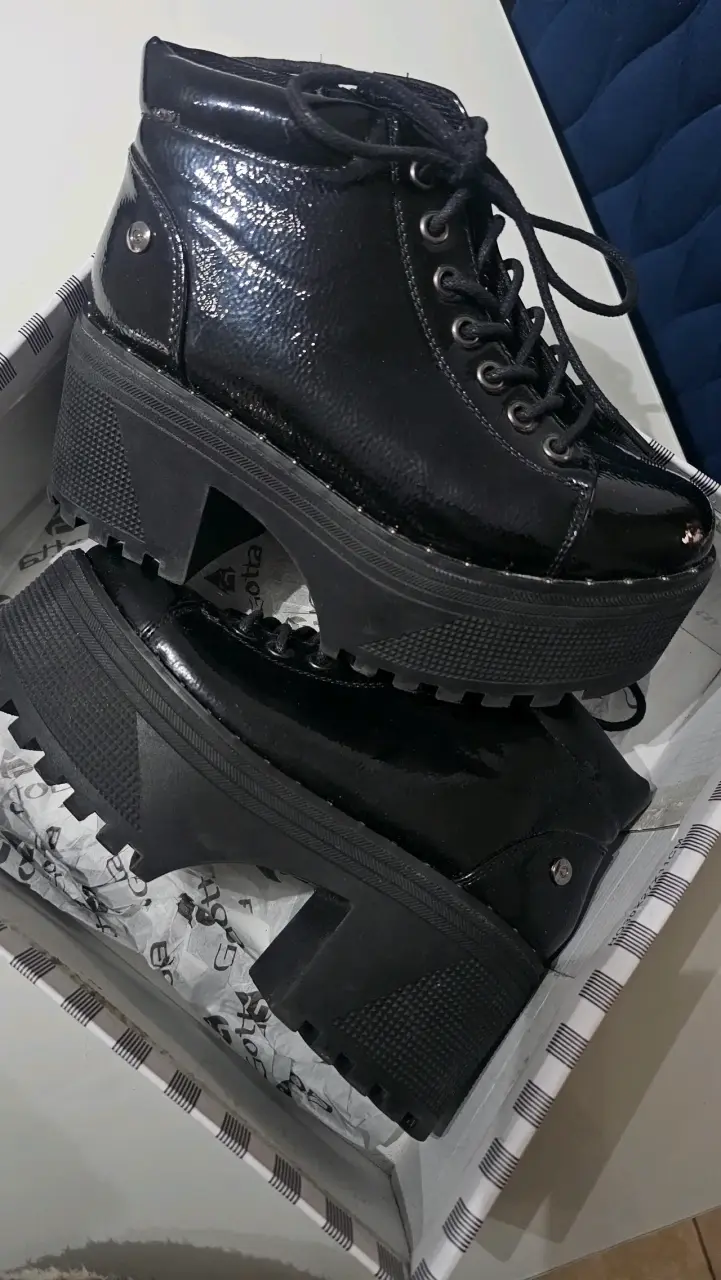 Botines negros de charol con plataforma