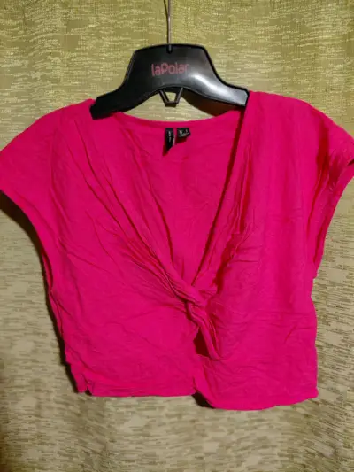 Polera fucsia con nudo frontal para mujer - miniatura 1