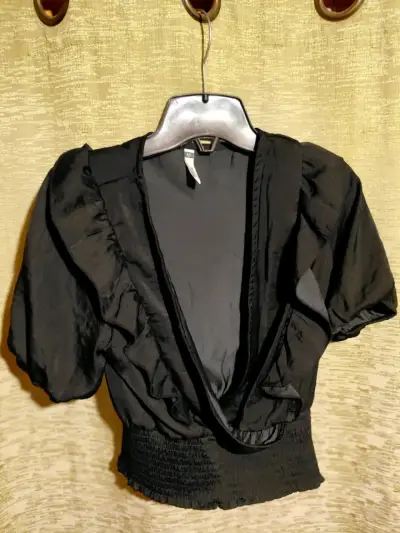 Blusa negra con volantes y mangas abullonadas - miniatura 1